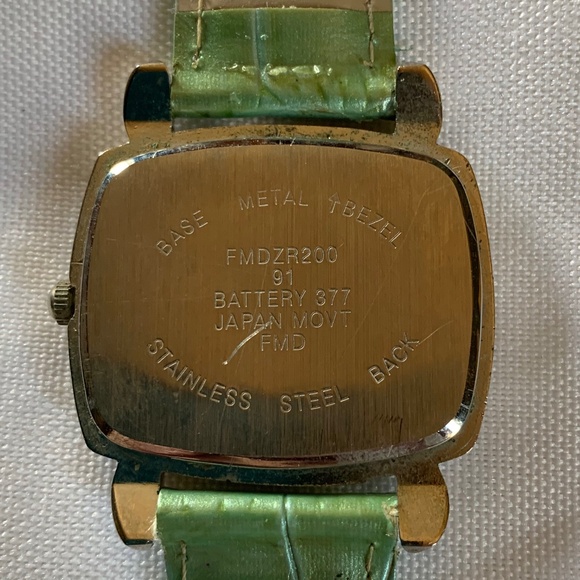 Working Green Pearlescent Watch with Brand New Battery! - Picture 7 of 9